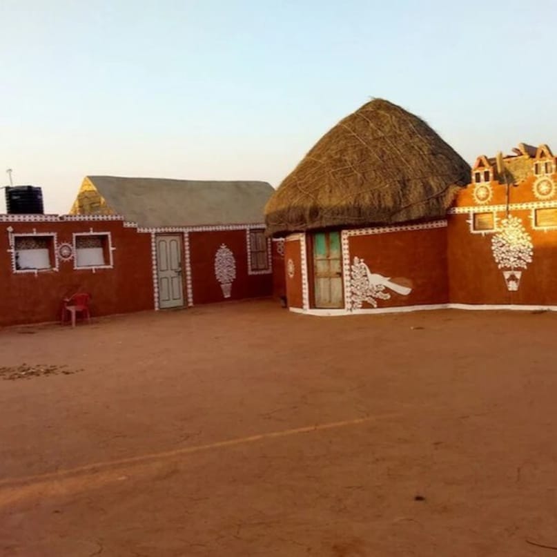 Khuri: For those seeking desert peace without Jaisalmer’s crowds, Khuri offers authentic mud-hut stays and rolling golden dunes. February nights are exceptionally clear, making it a premier destination for stargazing, traditional folk music performances, and slow-paced camel treks under the stars.