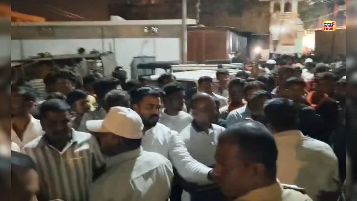 मस्जिद के पास से गुजर रहा शिवाजी महाराज का जुलूस, अचानक फेंकने लगे पत्थर! SP घायल, देखें वीडियो