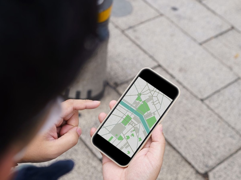 পিনটি ড্রপ করতে দীর্ঘক্ষণ টিপুন: মানচিত্রে আপনি যে অবস্থানটি পিন করতে চান সেটি নির্বাচন করুন এবং দীর্ঘক্ষণ টিপুন। এখানে আপনি আপনার অবস্থান শেয়ার বা সংরক্ষণ করতে পারেন. একবার লোকেশন পিন হয়ে গেলে, আপনাকে প্রতিবার তার ঠিকানা জিজ্ঞাসা করতে হবে না।