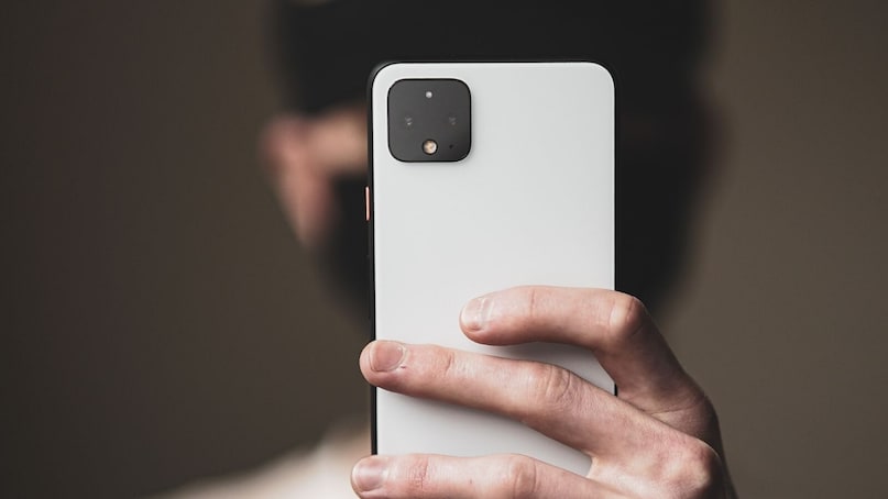 ই-কমার্স কোম্পানিগুলিও উপযুক্ত: আজকাল, ই-কমার্স কোম্পানিগুলি প্রতি বছর বিক্রয়ের আয়োজন করে এবং এমনকি সর্বশেষ মডেলগুলিতেও উল্লেখযোগ্য ছাড় দেয়৷ সুতরাং, আপনি যদি লঞ্চের সময় পুরো দামে ফোনটি কিনে থাকেন তবে আপনি মাস পর পর হাজার হাজার ছাড় পাবেন। সুতরাং, আপনি যদি ঘড়িটি একটু বেশিক্ষণ দেখেন এবং লঞ্চের সময় এটি না কিনে থাকেন তবে আপনি এখনও একটি খুব সস্তা ফোন পাবেন।