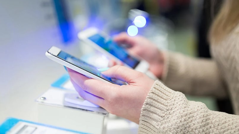 এর উদ্দেশ্য ব্যাটারি বাঁচানো। একটি মোবাইলের সবচেয়ে বেশি শক্তি খরচ করে এমন জিনিস হল স্ক্রিন। স্ক্রিন সবসময় চালু থাকলে, কয়েক ঘণ্টার মধ্যে ব্যাটারি শেষ হয়ে যেতে পারে। তাই, ফোন নির্মাতারা ডিফল্টভাবে সময়সীমা 15 সেকেন্ড, 30 সেকেন্ড বা 1 মিনিটে রাখে।