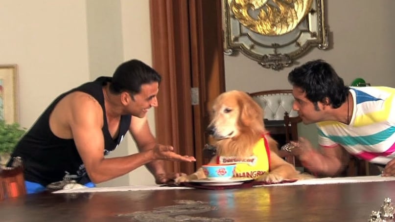 फिल्म का हर सीन कॉमेडी से भरपूर है. अक्षय कुमार, नौकर के रूप में, दो भाइयों करण और अर्जुन के बीच झगड़ा करवाने की कोशिश करते हैं, जो संपत्ति पर कब्जा करना चाहते हैं. वह अपनी गर्लफ्रेंड साक्षी (तमन्ना भाटिया) को भी लाते हैं, जो दोनों भाइयों से प्यार का नाटक करती है, जिससे पूरी स्थिति और भी मजेदार हो जाती है.