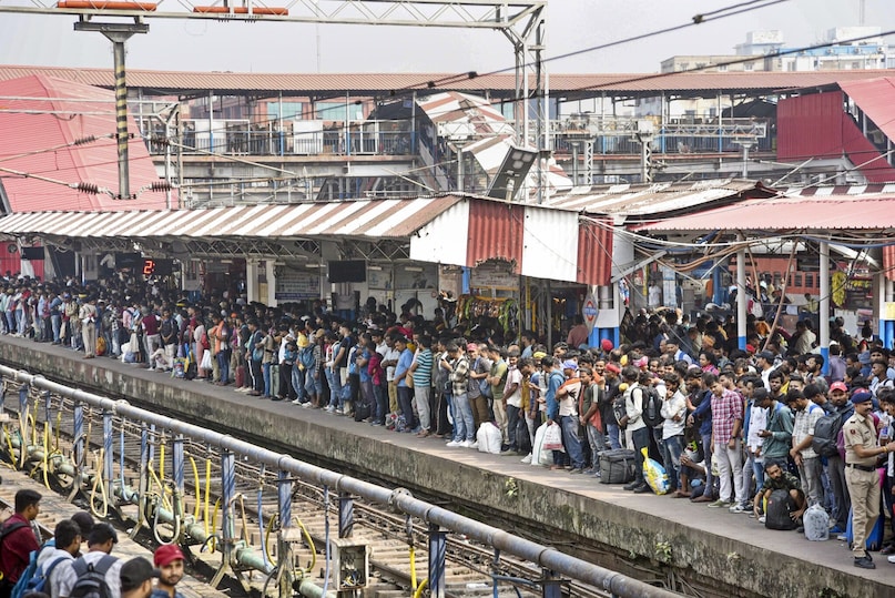  Mumbai-Samastipur Holi Specials-Train 01043 (Lokmanya Tilak–Samastipur) – Runs on 24 February and 3 March. Departs Mumbai at 12:15 AM and arrives in Samastipur at 11:45 PM, stopping at DDU, Patliputra, and Hajipur. - Train 01044 (Samastipur–Lokmanya Tilak) – Operates on 26 February and 5 March. Leaves Samastipur at 3:00 AM and reaches Mumbai the next day at 4:25 PM, with halts at Hajipur, Patliputra, and DDU.