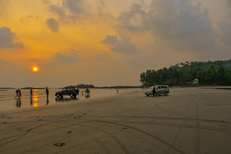  Muzhappilangad, Kannur: Asia’s longest drive-in beach offers a unique thrill where you can cruise your vehicle right along the shoreline. With its gentle waves and shallow waters, it is equally perfect for a sunset drive or a quiet swim away from tourists.
