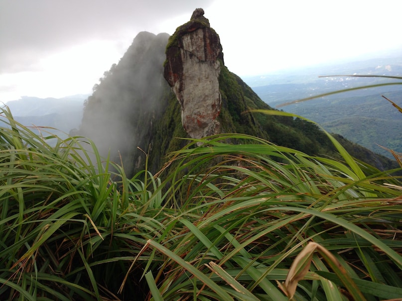  Illikkal Kallu, Kottayam: Located 3,400 feet above sea level, this massive rock formation features a sheer drop that is both terrifying and beautiful. The hike to the summit offers a 360-degree view of the Arabian Sea on the horizon during clear, sunny days.