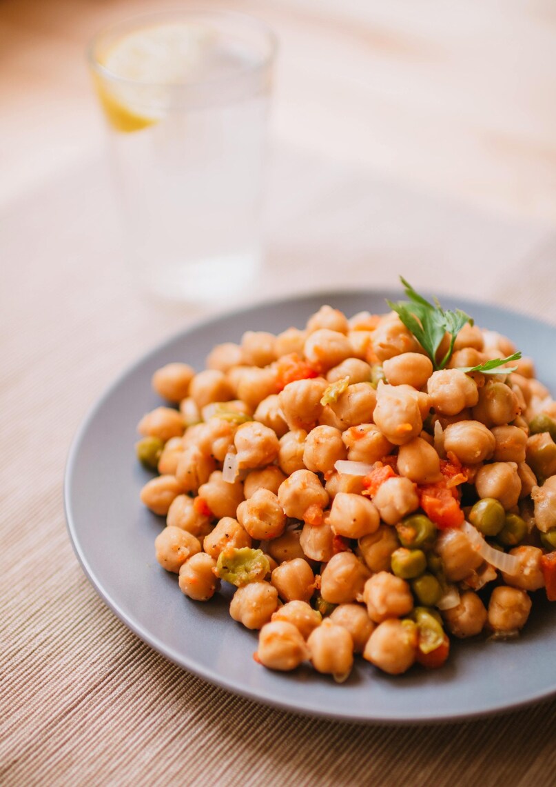 Chickpeas: Also known as garbanzo beans, these provide about 12 grams of fiber per cup. Whether you prefer them blended into creamy hummus or roasted until crunchy for a salty snack, they are a versatile way to boost your daily fiber intake.