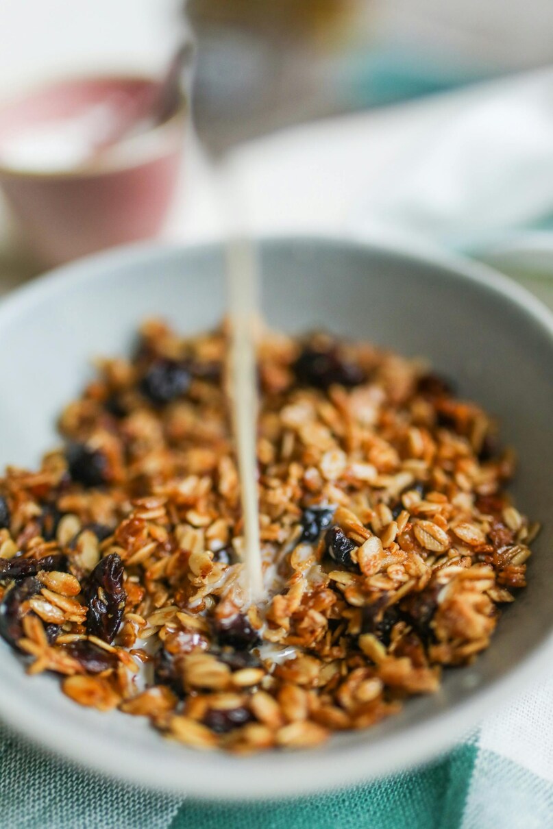 Oats: Starting your day with a bowl of oatmeal provides roughly 4 grams of fiber. Oats contain beta-glucan, a specific type of soluble fiber known to help lower cholesterol levels. Customize your bowl with seeds or fruit for an extra boost.