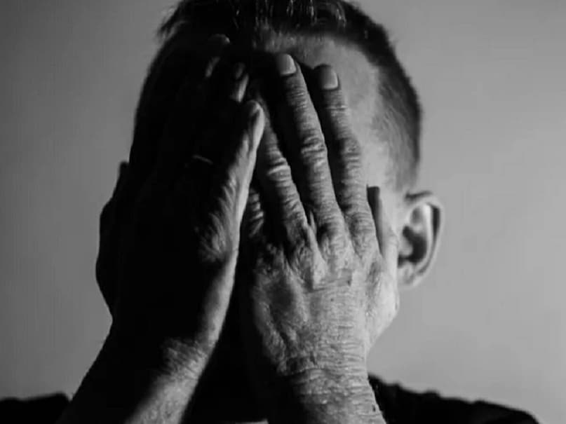 Excessive sweating, fever, chills or feeling weak at night - If there is excessive sweating, fever, chills or feeling weak at night, then it is a matter of concern. These symptoms can be symptoms of lymphoma cancer. This is a type of cancer which affects the body's immune system. If you notice a lump or swelling anywhere on the body, immediately consult a doctor. Image: News18