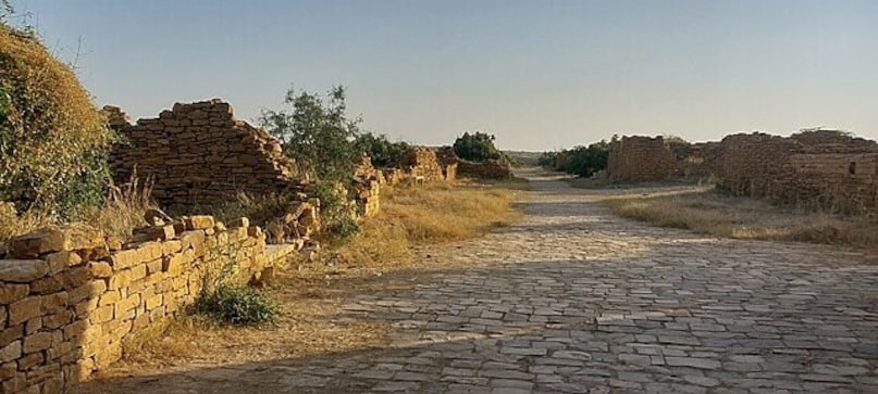 Kuldhara Village, Rajasthan: This abandoned village was vacated overnight by Paliwal Brahmins fleeing an oppressive minister. They allegedly cursed the land so that no one could ever settle there again. Today, it remains a barren, ghostly cluster of ruins with a heavy, mournful atmosphere.