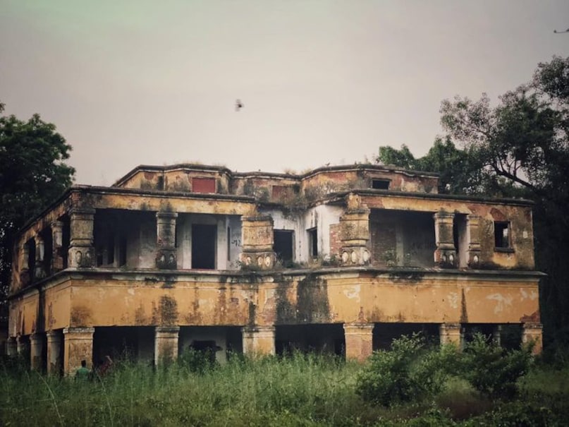 GP Block, Meerut: This abandoned double-story building is famous for sightings of four men drinking alcohol by a single candle. Others have reported a woman in a red dress stepping out of the house, only to vanish into thin air when approached.