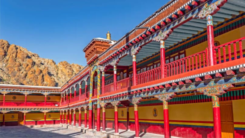 हेमिस मठ: हेमिस मठ, लद्दाख में सबसे बड़ा, ऊंचे पहाड़ों के बीच स्थित है, जो एक शांत वातावरण प्रदान करता है। अपने जीवंत प्रांगणों, प्राचीन कलाकृतियों और जीवंत हेमिस महोत्सव के साथ, यह एक सांस्कृतिक केंद्र के रूप में खड़ा है। मठ के शांत कोने शांतिपूर्ण प्रतिबिंब और इत्मीनान से अन्वेषण को आमंत्रित करते हैं। हेमिस मठ: हेमिस मठ, लद्दाख में सबसे बड़ा, ऊंचे पहाड़ों के बीच स्थित है, जो एक शांत वातावरण प्रदान करता है। अपने जीवंत प्रांगणों, प्राचीन कलाकृतियों और जीवंत हेमिस महोत्सव के साथ, यह एक सांस्कृतिक केंद्र के रूप में खड़ा है। मठ के शांत कोने शांतिपूर्ण प्रतिबिंब और इत्मीनान से अन्वेषण को आमंत्रित करते हैं।