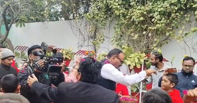 बटुकों का समूह उपमुख्यमंत्री ब्रजेश पाठक के आवास पर पहुंचा