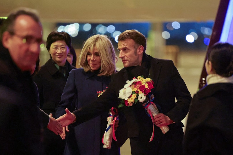 Emmanuel Macron love story, इमैनुएल मैक्रों प्रेम कहानी, Emmanuel Macron, इमैनुएल मैक्रों की पत्नी, इमैनुएल मैक्रों लव स्टोरी, Brigitte Macron, इमैनुएल मैक्रों भारत दौरा, Emmanuel Macron India visit, Emmanuel Macron biography, Emmanuel Macron wife, Emmanuel Macron controversy