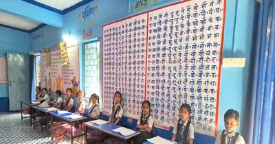 बच्चे स्कूल में बैग लेकर नहीं आते हैं.