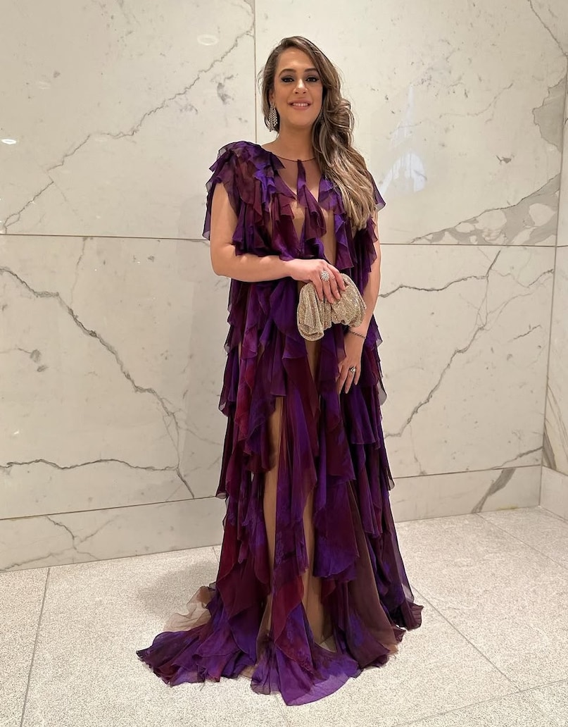 Yuvraj Singh Hazel Keech Love Story, Cricketer Married Bollywood Actress After 3 Years, Hazel Keech Ignored Yuvraj Singh for Coffee, Famous Indian Cricketer and Actress Couples, Yuvraj Singh Marriage and Relationship Timeline, हेजल कीच, हेजल कीच बर्थडे. युवराज सिंह और हेजल कीच की लव स्टोरी, क्रिकेटर और बॉलीवुड एक्ट्रेस की शादी, युवराज सिंह की पत्नी हेजल कीच, टीम इंडिया के खिलाड़ी की फिल्मी प्रेम कहानी