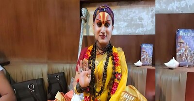 किन्नर महामंडलेश्वर हिमांगी सखी को देश की पहली किन्नर शंकराचार्य के रूप में विधिवत पट्टाभिषेक प्रदान किया गया.