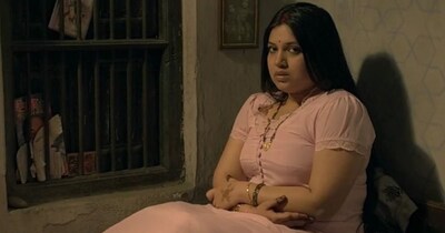 नई दिल्ली. आज के डिजिटल दौर में कब और कौन -सी पुरानी फिल्म ओटीटी पर ट्रेंड करने लगे, कुछ कहा नहीं जा सकता. इन दिनों ओटीटी प्लेटफॉर्म नेटफ्लिक्स पर एक ऐसी ही फिल्म ने तहलका मचा रखा है, जिसे रिलीज हुए करीब 11 साल चुके हैं. हम बात कर रहे हैं आयुष्मान खुराना और भूमि पेडनेकर की फिल्म 'दम लगाके हईशा' की. (फोटो साभार: IMDb)