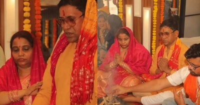 पत्नी मंशा यादव के साथ निरहुआ की तस्वीरें इंटरनेट पर छा गई हैं.