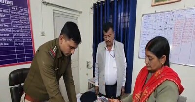 पुलिस ने सारे जेवर महिला को सौंप दिए.