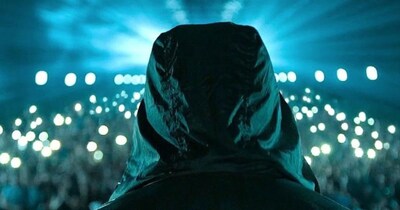 नई दिल्ली: बॉलीवुड में अक्सर एक एक्टर की ना दूसरे के करियर का टर्निंग पॉइंट बन जाती है. साल 2019 में आई जोया अख्तर की 'गली बॉय' के साथ भी कुछ ऐसा ही हुआ. फिल्म महज सुपरहिट नहीं साबित हुई बल्कि इसने भारतीय सिनेमा के इतिहास में अपनी एक अलग जगह बनाई. अवॉर्ड्स के मामले में इस फिल्म ने ऐसे कीर्तिमान स्थापित किए कि दुनिया दंग रह गई. मूवी ने साबित कर दिया कि सही मौका और टैलेंट मिलकर इतिहास रच सकते हैं.