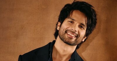 नई दिल्ली. बॉलीवुड शाहिद कपूर के फैंस के लिए आने वाला समय किसी ट्रीट से कम नहीं है. आने वाले साल शाहिद के करियर के लिए एक बड़ा 'गेम चेंजर' साबित होने वाला है. फिलहाल उनकी मूवी ओ रोमियो दस्तक देने वाली है. इसके अलावा उनके पास और भी कई फिल्में हैं जो एक के बाद एक सिनेमाघरों में दस्तक देंगी. यहां पर देखिए पूरी लिस्ट.