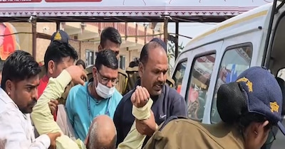 बुजुर्ग श्रद्धालु को जिला अस्पताल में एडमिट कराया गया है.