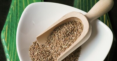 अजवाइन के 8 फायदे: पाचन से वजन घटाने तक, यह छोटा बीज है गुणों का खजाना