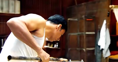 नई दिल्ली. 9 फरवरी की तारीख बॉलीवुड के इतिहास में एक ऐसी फिल्म के लिए दर्ज है जिसने न सिर्फ बॉक्स ऑफिस पर करोड़ों कमाए, बल्कि समाज में उस 'दीवार' को भी गिरा दिया जिसने कुछ खास विषयों पर बात करना वर्जित बना दिया था. हम अक्षय कुमार स्टारर 'पैडमैन' की बात कर रहे हैं, जो आज ही के दिन 9 फरवरी 2018 को रिलीज हुई थी. इस फिल्म के पीछे की कहानी खुद किसी फिल्म की स्क्रिप्ट से कम दिलचस्प नहीं है. यह एक ऐसी फिल्म थी जिसकी नींव एक पत्नी की कलम ने रखी थी और उनके पति ने उसे स्क्रीन पर अमर कर दिया.