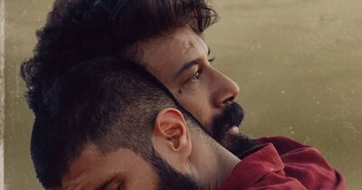 नई दिल्ली. विजय देवरकोंडा साउथ सिनेमा का आज भले ही एक बड़ा नाम हैं, लेकिन उनकी यहां तक पहुंचने की कहानी बड़ी दिलचस्प है. वह एक मिडिल क्लास परिवार से आते हैं, जहां सपनों से ज्यादा जरूरी घर चलाना और स्थिरता होती थी. विजय ने एक बार बताया था कि उनके माता-पिता बस यही चाहते थे कि वह अच्छी पढ़ाई करें और कोई सुरक्षित नौकरी ढूंढ लें. बचपन की उन आर्थिक तंगियों ने ही विजय के अंदर कुछ बड़ा करने की आग पैदा की.