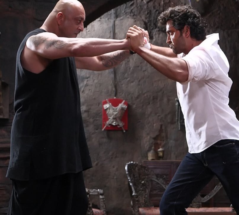 Agneepath movie ending explained, Hrithik Roshan Agneepath awards won, Sanjay Dutt villain role in Agneepath, Agneepath box office collection and budget, Hrithik vs Sanjay Dutt climax scene, अग्निपथ फिल्म का क्लाइमैक्स, ऋतिक रोशन की सुपरहिट फिल्में, संजय दत्त कांचा चीना रोल, बॉलीवुड की सबसे दुखद अंत वाली फिल्में, अग्निपथ मूवी अवॉर्ड्स और बॉक्स ऑफिस 