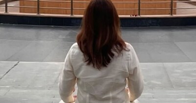 बॉलीवुड की चुलबुली एक्ट्रेस को कौन भूल सकता है, जिसने महज 16 साल की उम्र में गोविंदा के साथ डेब्यू किया और पहली ही फिल्म से बॉक्स ऑफिस पर तहलका मचा दियाय वह न सिर्फ एक बेहतरीन अदाकारा थीं, बल्कि अपनी जादुई आवाज से पॉप म्यूजिक की दुनिया पर भी राज करती थीं. लेकिन जब उनका करियर सातवें आसमान पर था, तभी एक खौफनाक बीमारी ने उनकी जिंदगी में दस्तक दी. पैरालिसिस ने न सिर्फ उनकी मुस्कान छीन ली, बल्कि रातों-रात उन्हें ग्लैमर की दुनिया से दूर कर दिया.  