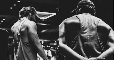 नई दिल्ली. शाहिद कपूर ने साल 2003 में फिल्म 'इश्क विश्क' से बॉलीवुड में कदम रखा था. हालांकि, बहुत कम लोग जानते हैं कि वह इससे काफी पहले ही स्क्रीन पर नजर आ चुके थे. उन्होंने ऐश्वर्या राय के मशहूर गाने 'ताल' में एक बैकग्राउंड डांसर के तौर पर काम किया था. इतना ही नहीं, उनकी पहली झलक साल 1997 की फिल्म 'दिल तो पागल है' में भी दिखी थी, जहां वह शाहरुख खान की फिल्म में करिश्मा कपूर के साथ डांस ग्रुप का हिस्सा थे.