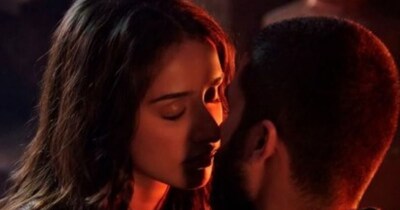 नई दिल्ली. बॉलीवुड में जब भी किसी कल्ट फिल्म या मास्टरपीस की बात होती है, तो विशाल भारद्वाज की 'हैदर' का नाम सबसे ऊपर आता है. साल 2014 में आई इस फिल्म ने ना सिर्फ बॉक्स ऑफिस पर अपनी जगह बनाई, बल्कि सिनेमा की परिभाषा ही बदल दी. शाहिद कपूर ने अपनी दमदार परफॉर्मेंस से ऑडियंस के दिलों को जीत लिया था.