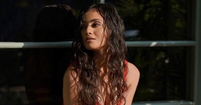 नई दिल्ली. ग्लैमर की दुनिया में कदम रखने से पहले कोई नहीं कह सकता था कि जानकी बोडीवाला का भविष्य कैमरों के सामने चमकने वाला है. एक समय था जब वह कॉलेज के लेक्चर और डेंटिस्ट्री की किताबों में डूबी रहती थीं, मानों उनकी किस्मत के पन्ने अभी लिखे जाने बाकी थे. लेकिन फिर एक ऐसा मोड़ आया जिसने उन्हें स्टेज की रोशनी और कैमरे के लेंस से रूबरू कराया, और दर्शकों को मिला एक ऐसा जादुई चेहरा जिसे नजरअंदाज करना नामुमकिन था.