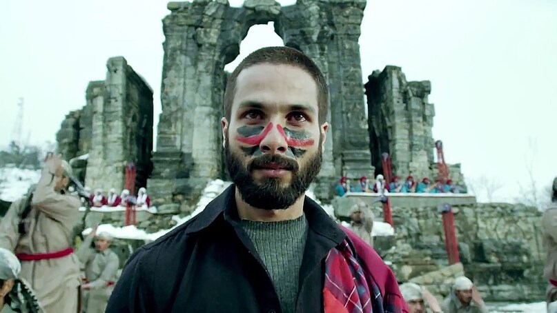 Shahid Kapoor zero fee for Haider, Haider movie 35 awards record, Vishal Bhardwaj Shahid Kapoor collaboration, Haider movie facts and trivia, Shraddha Kapoor Haider movie role, हैदर फिल्म बजट और फीस, शाहिद कपूर विशाल भारद्वाज की फिल्म, हैदर मूवी अवॉर्ड्स लिस्ट, शाहिद कपूर ने नहीं ली फीस, विशाल भारद्वाज की बेहतरीन फिल्में