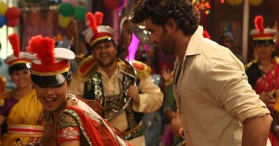 नई दिल्ली. फिल्मों में अक्सर हम देखते हैं कि अंत में हीरो, विलेन को मारकर अपनी हीरोइन के साथ खुशी-खुशी रहने लगता है. लेकिन बॉलीवुड में एक ऐसी फिल्म बनी जिसने इस घिसे-पिटे फॉर्मूले को तोड़ दिया. हम बात कर रहे हैं साल 2012 में आई सुपरहिट फिल्म 'अग्निपथ' की. यह फिल्म 1990 में आई अमिताभ बच्चन की इसी नाम की फिल्म का रीमेक थी, लेकिन इसके नए कलेवर और खौफनाक विलेन ने इसे एक अलग ही मुकाम पर पहुंचा दिया.