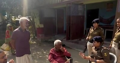 महिला थाना प्रभारी कल्याणी कुमारी ने बुजुर्गों से मुलाकात की. 