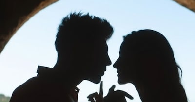 नई दिल्ली: बॉलीवुड में कभी-कभी बड़े सितारे और भारी-भरकम बजट भी फिल्म की नैया पार लगाने में नाकाम रहते हैं. साल 2025 में एक बिग बजट मूवी के साथ ऐसा ही कुछ हुआ है. हम जिस फिल्म की बात कर रहे हैं उसका नाम है तू मेरा मैं तेरा मैं तेरा तू मेरी. कार्तिक आर्यन और अनन्या पांडे इस मूवी में लीड रोल में नजर आते हैं. (फोटो साभार: IMDb)