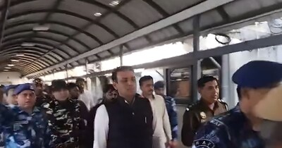 एआई समिट में हंगामा करने वाले आरोपियों को पाटियाला कोर्ट लेकर पहुंची दिल्ली पुलिस. (स्क्रीन ग्रैब)