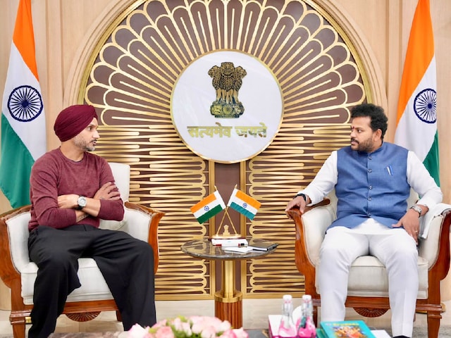 अमृतसर एयरपोर्ट पर ऐसा क्‍या हुआ, क्रिकेटर हरभजन पहुंच गए उड्डयन मंत्री के पास