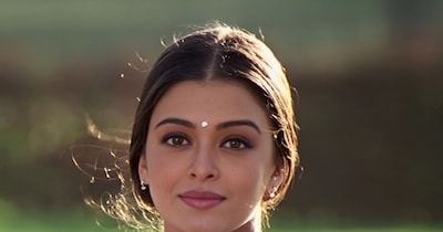 नई दिल्ली: वैलेंटाइन वीक में रोमांटिक फिल्मों पर बात करना दस्तूर नहीं, जज्बात बन जाते हैं, जब कालजयी रोमांटिक फिल्मों का जिक्र होता है. हिंदी सिनेमा में आदित्य चोपड़ा की फिल्म 'दिलवाले दुल्हनिया ले जाएंगे' को रोमांटिक सिनेमा का पीक समझा गया, लेकिन जब पर्दे पर मॉडर्न लव स्टोरी दिखाने की बात आती है, तो एक फिल्म के जिक्र के बिना बात अधूरी लगती है. उसे भी आदित्य चोपड़ा ने लिखा था.