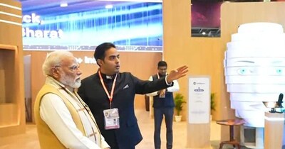 जियो के चेयरमैन आकाश अंबानी ने इंडिया AI इम्पैक्ट समिट 2026 के दौरान जियो AI पवेलियन में माननीय प्रधानमंत्री नरेंद्र मोदी को हेल्थकेयर, एजुकेशन, कल्चर और स्मार्ट होम सॉल्यूशंस में कंपनी के AI-लेड ट्रांसफॉर्मेशन को दिखाया. (Image:News18) 