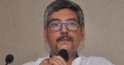 कांग्रेस ने पूर्व विधायक छत्रपति यादव और कांग्रेस रिसर्च टीम के चेयरपर्सन रहे आनंद माधव को छह साल के लिए पार्टी से निष्कासित कर दिया है.