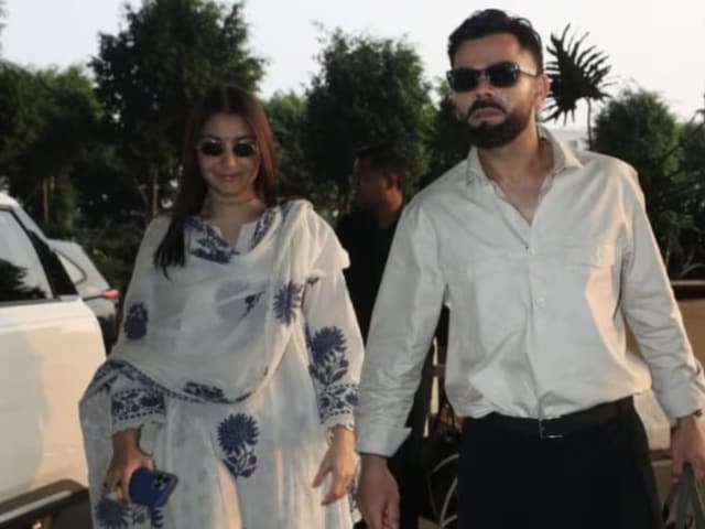 ভিডিও: আনুশকা শর্মা-বিরাট কোহলিকে দেখা গেছে, তাদের বিমানবন্দরের চেহারা সহজ এবং আরামদায়ক রেখেছে