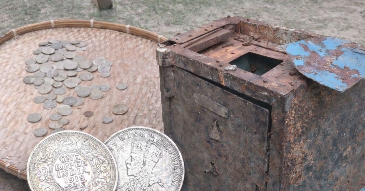 असम के मोरीगांव में घर की नींव खोद रहे थे लोग, अचानक आई 'टन' की आवाज, गड़ा मिला ब्रिटिश काल का खजाना