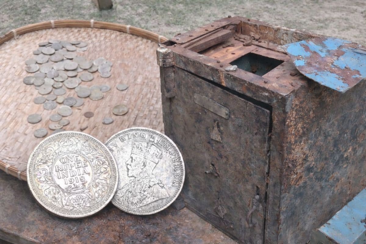 असम के मोरीगांव में घर की नींव खोद रहे थे लोग अचानक आई टन की आवाज गड़ा मिला ब्रिटिश काल का खजाना