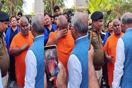 Cow protector Bittu Bajrangi started crying in front of the police officer, cheated in the name of marriage