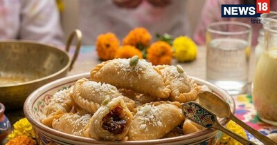 होली पर बनाएं नारियल और गुड़ से तैयार होने वाली कोकोनट जैगरी गुजिया.