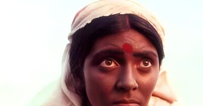 नई दिल्ली: सिल्वर स्क्रीन की हसीना ने 80 के दशक पर कई यादगार फिल्मे कीं. 80 के दशक की 'चश्मे बद्दूर', 'साथ साथ' और 'अंगूर' जैसी फिल्मों के जरिए पहचान बनाई.  दीप्ति नवल ने अपनी सांवली सलोनी सूरत और मासूम अभिनय से हिंदी सिनेमा में 'नेक्स्ट डोर गर्ल' की इमेज को दोबारा जिंदा किया. (फोटो साभार: IMDb)