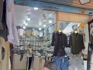 इसी दुकान के पास लड़के को मारा गया था चाकू. 